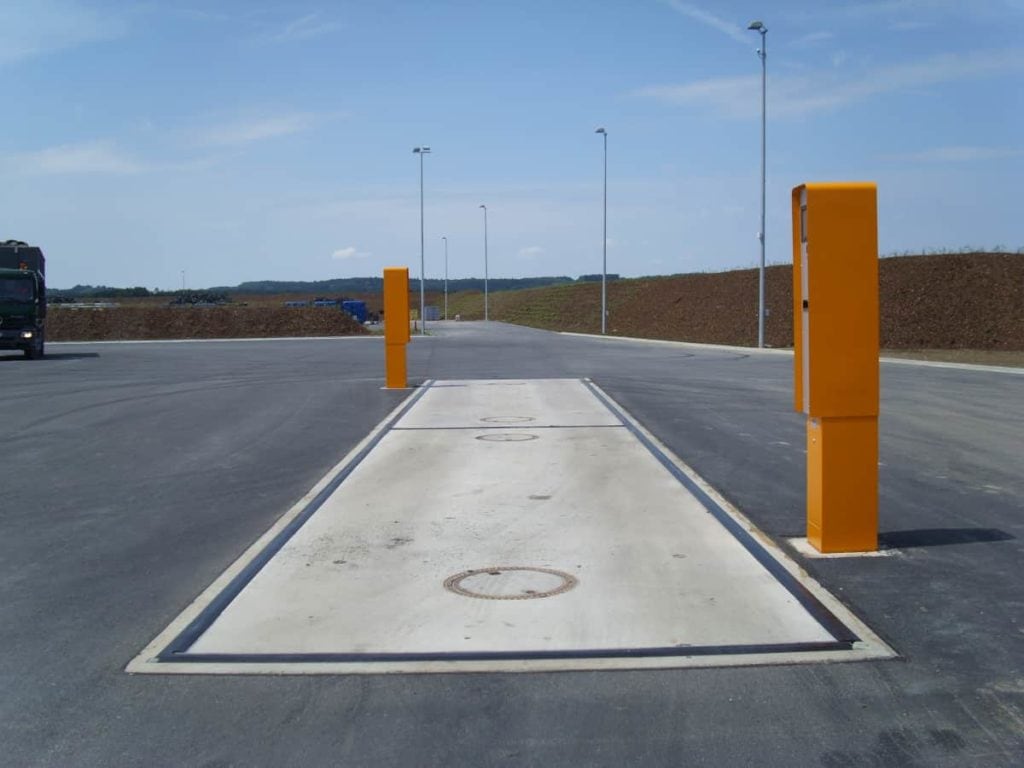 Voorbeeld van het gebruik van een weegbrug met twee zelfbedieningskolommen voor chauffeurs.