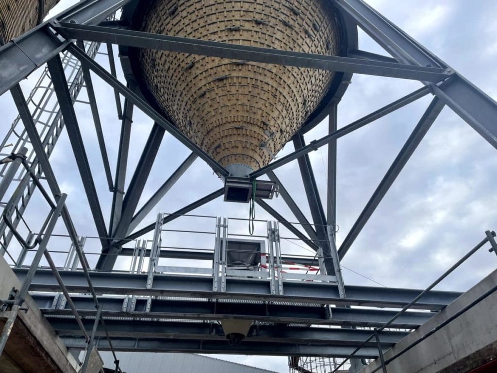 Zoutsilo houten silo continue weegschaal Zoutsilo in gecombineerde hout-staalconstructie voor droge opslag en snel laden van strooizout