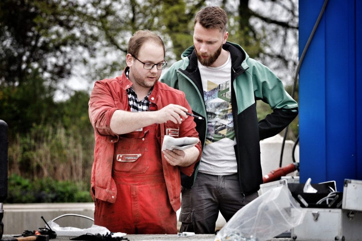 Onze servicemonteurs aan het werk bij de bouw van een nieuwe ESSMANN HE-ÜWS bovengrondse weegbrug, Onze servicetechnici aan het werk bij de bouw van een nieuwe ESSMANN HE-ÜWS bovengrondse weegbrug, foto: Sandra Schink