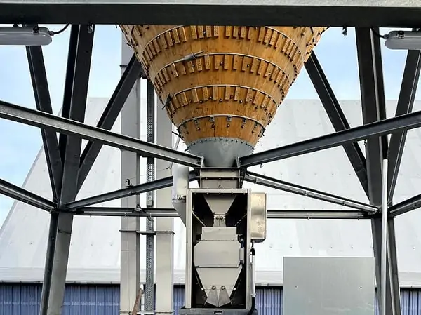 Zoutsilo doorlopende schaal binnenaanzicht