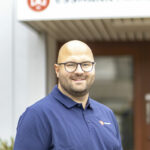 Weegschaalverkoop: Dominik Vollbrecht voor het uithangbord van Essmann Waagen