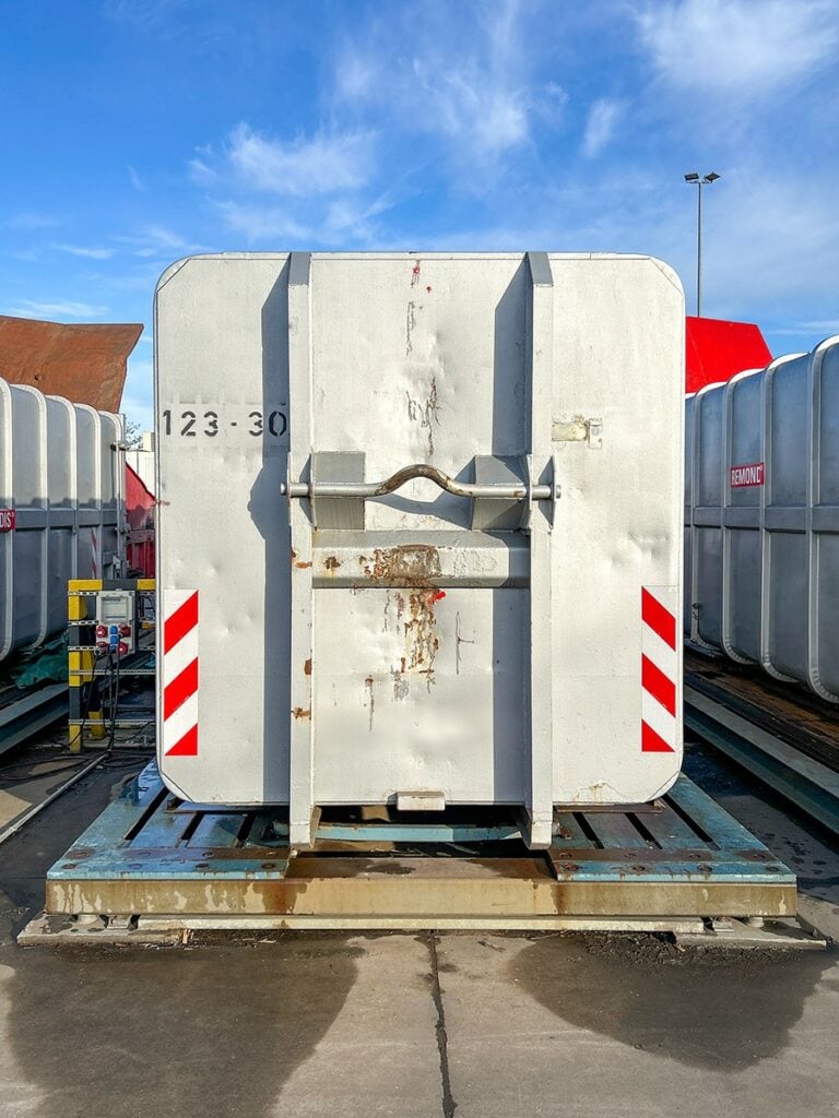 Thermisch verzinkte mobiele stalen weegschaal HE-TS als containerweegschaal met container in buitenrecyclingwerf