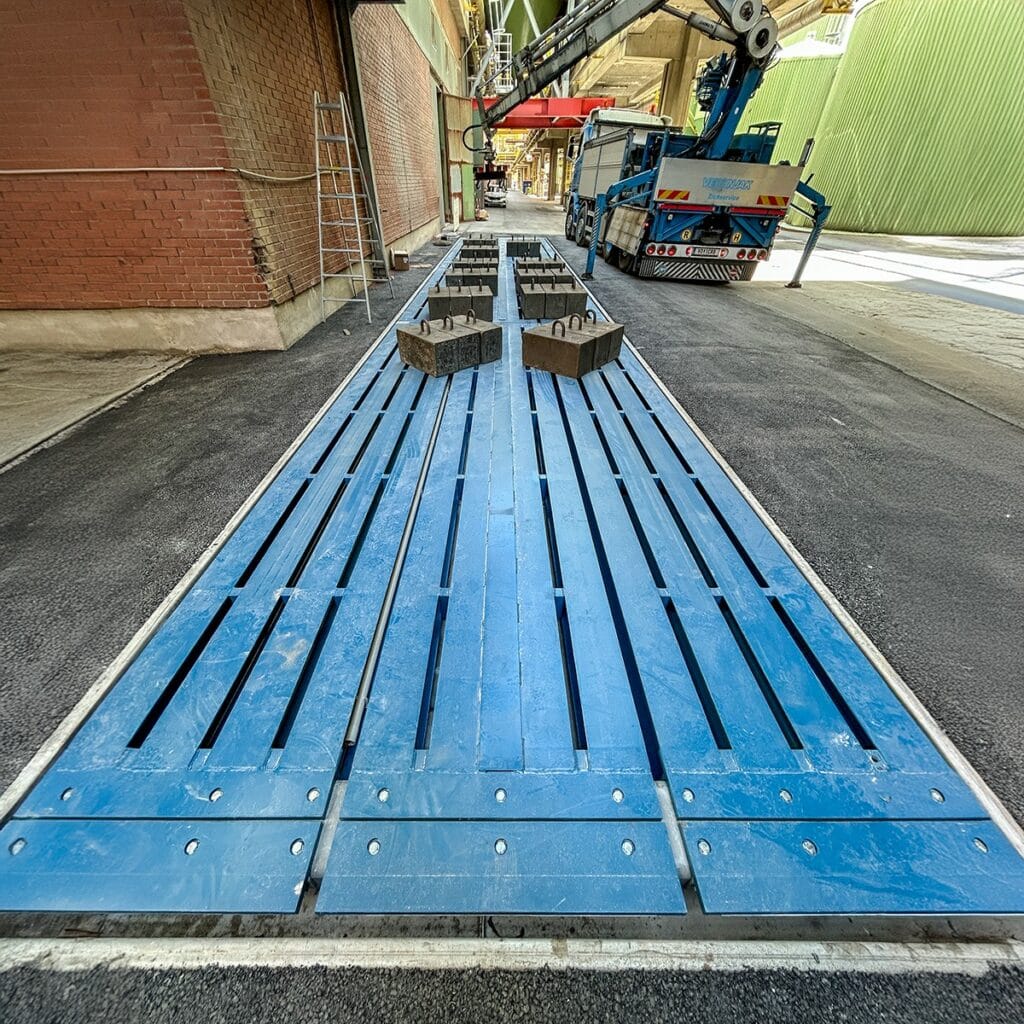 Blauwe mobiele weegbrug HE-TS als vloerweegschaal met kalibratiegewichten