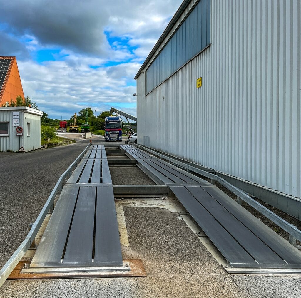 Vrachtwagen nadert mobieleHE-TS weegbrug op fabrieksterrein