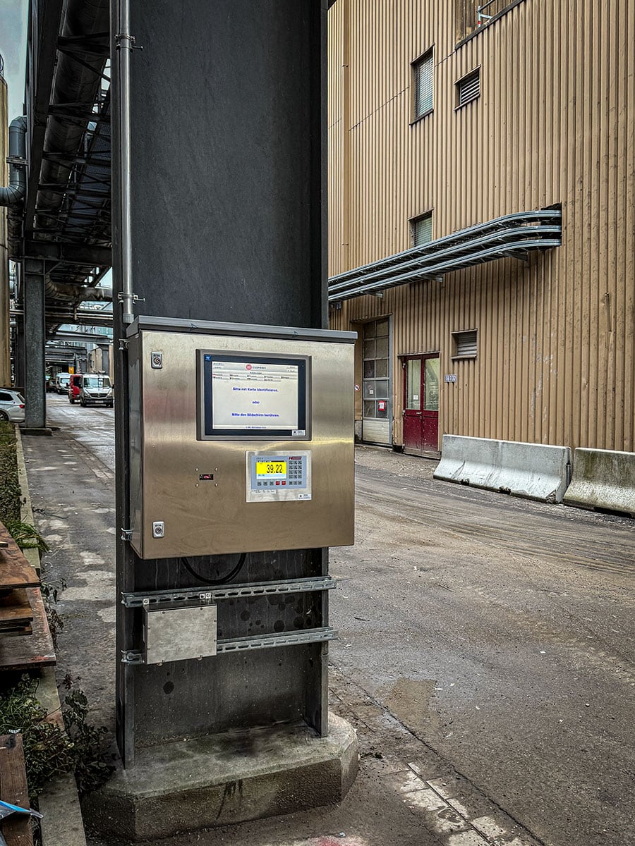 Wägeterminal aus Edelstahl zur Selbstverwiegung an einer Fahrgasse