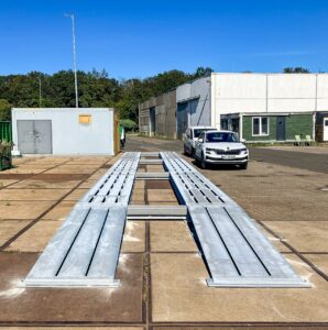 Thermisch verzinkte mobiele weegbrug HE-TS op fabrieksterrein bij daglicht