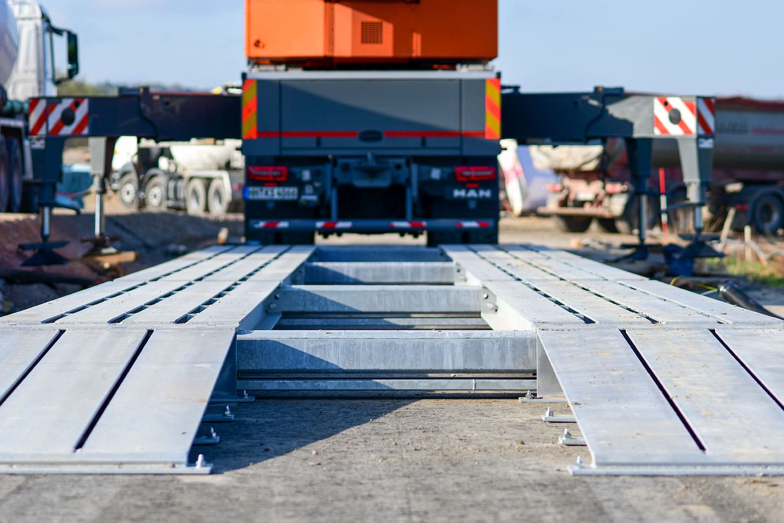Die ESSMANN Fahrzeugwaage HE-TS im Einsatz auf Baustelle vor LKW