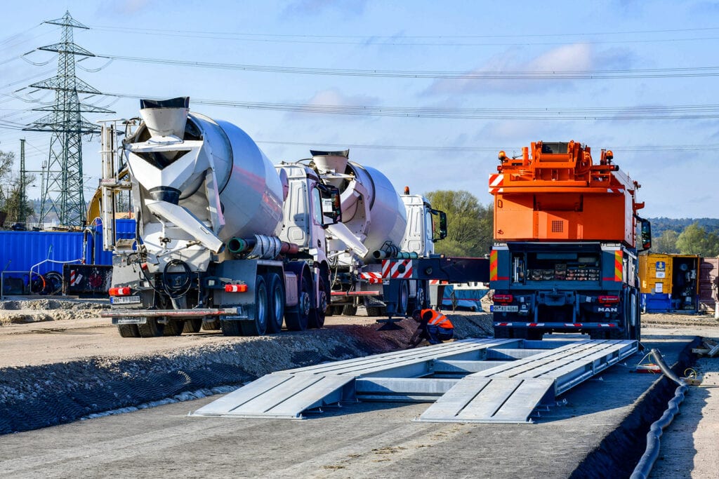 ESSMANN mobile Fahrzeugwaage HE-TS auf Hafenbahn-Baustelle Baustellenfahrzeuge bei Straßenbauarbeiten, eines auf Fahrzeufwaage