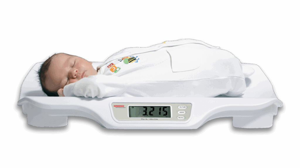 Neugeborenes liegt auf einer Babywaage Soehnle 8310.02.001 mit ergonomischer Schale, Digitaldisplay und hoher Wiegegenauigkeit