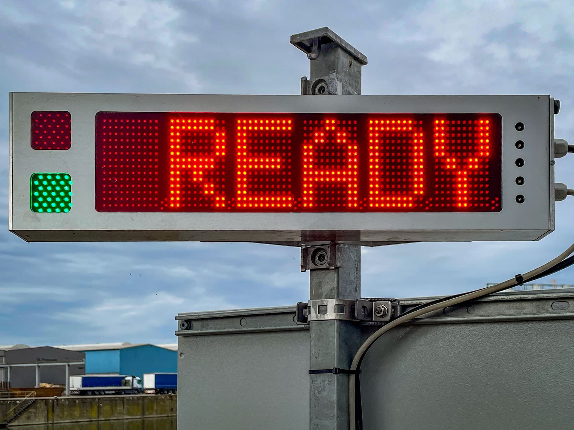 img 2051 fernanzeige rr web Digitales Schild zeigt rotes STOP
